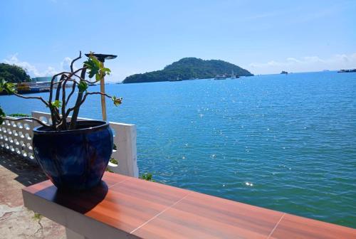 Water&#039;s Edge Resort ,