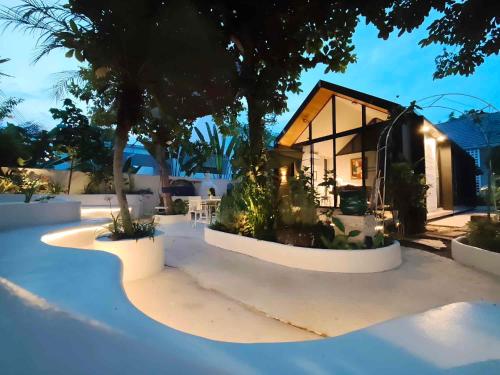 whitegarden &amp; pool