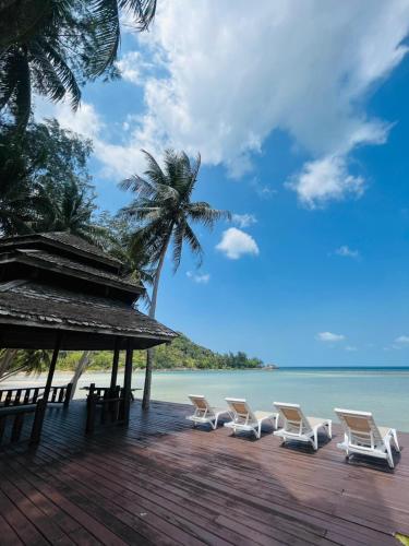 Wooden villa in resort with pool, steps from the beach