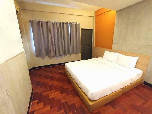 X GO INN Silom BTS Surasak สถานีสุรศักดิ์