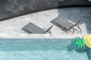 Yanud Residence pool side room2