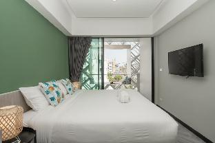 Yanud Residence pool view room1