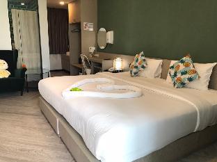 Yanud Residence pool view room4