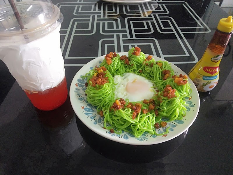 โดม - น้อย อาหารตามสั่ง เตี๋ยวน้ำตก - ไก่ตุ๋น
