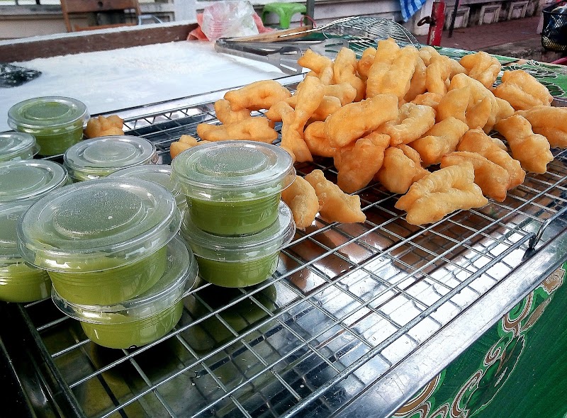 ร้านขายซัมบูซะ​ (Samusa)​ & ปาท่องโก๋​ (chaukuw)​ สี่แยกเทศบาล​นราธิวาส​